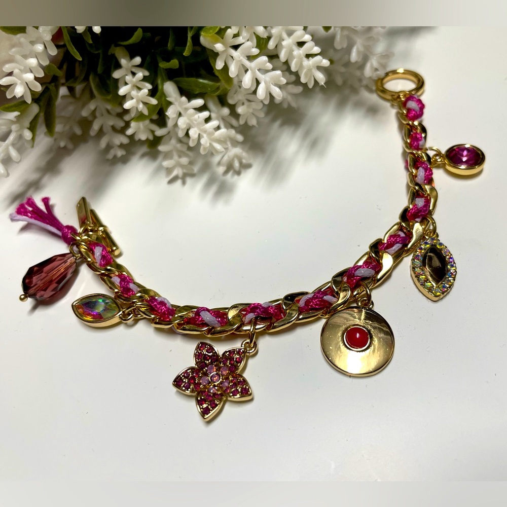 Women gold toned bracelet onesize BNWT